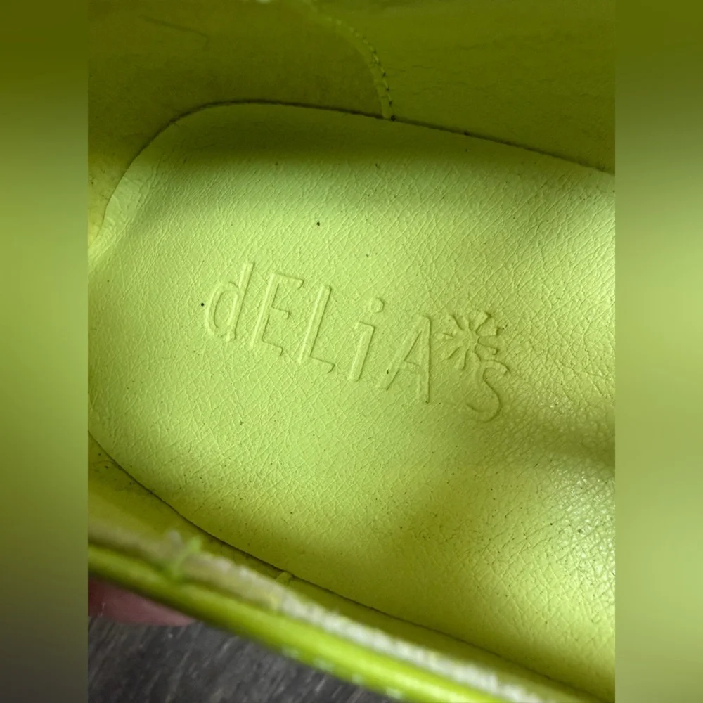 dELiA*s vibrant lime